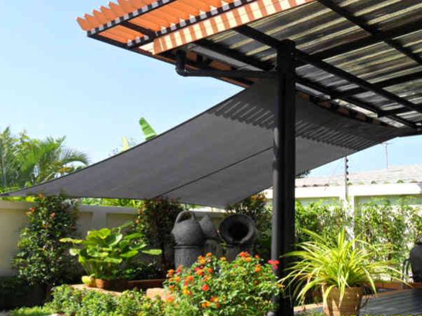 Tela de guarda-sol de fibra de vidro é instalado cobrir o jardim doméstico.