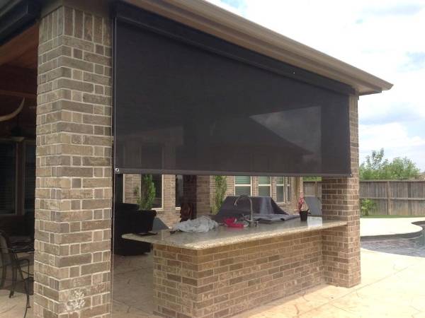 The open kitchen is installed with fiberglass sunshade screen.