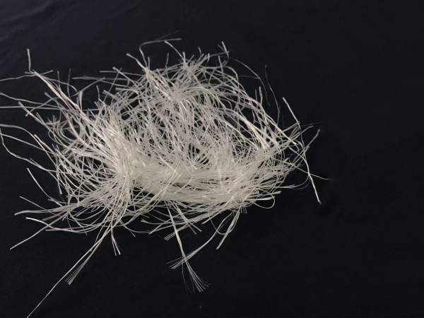 Existem alguns fios de fibra de vidro picados.