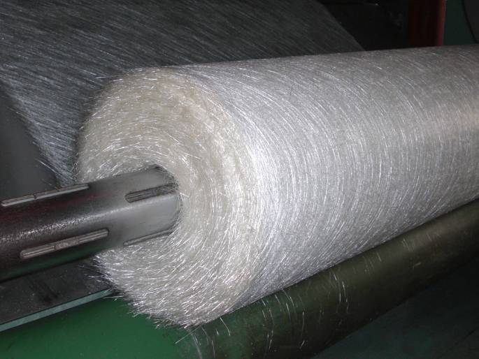 Máquina de produção de tapete de fibra de vidro cortado.