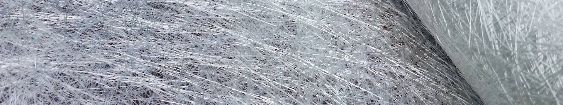 Una imagen de cerca de fibra de vidrio picado mat hebra.