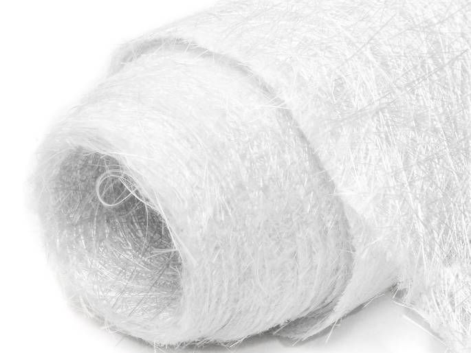 Un rouleau de tapis de fil haché en fibre de verre de couleur blanche.