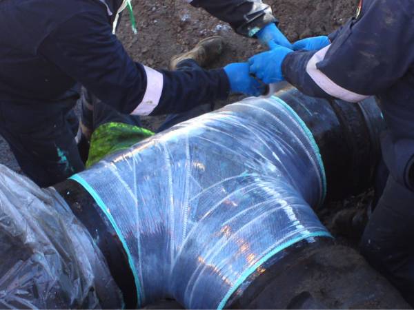 The pipeline is wrapped with fiberglass cloth.