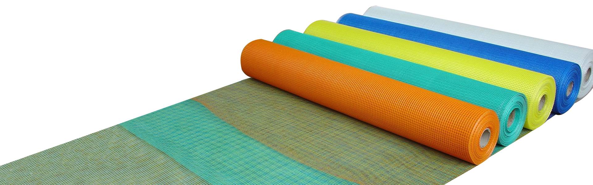 Rollos de malla de fibra de vidrio con diferentes colores.