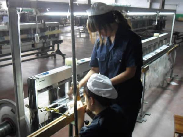 Dos trabajadores están operando en el taller.