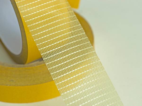 Um rolo de fita de malha de fibra de vidro com cor amarela.