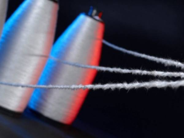 Uma imagem em close-up de fios de fibra de vidro torcidos.